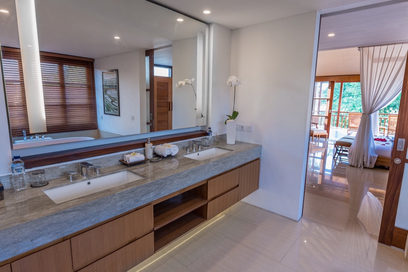 Ensuite bathroom · stone bath
